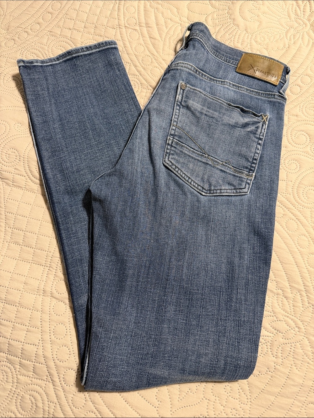Men's Slim Straight Jeans in Light Blue Denim - Classic Everyday Style. Size 33R